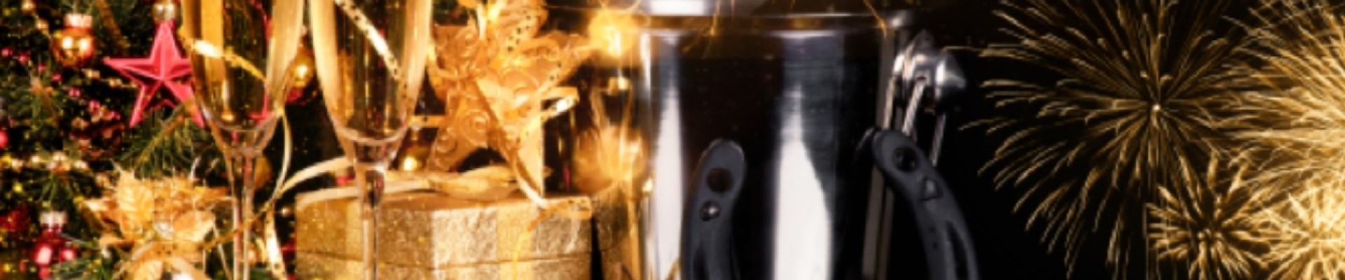 Weihnachten und Silvester - Christbaum mit Geschenken und Feuerwerk