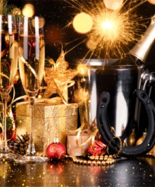Weihnachten und Silvester - Christbaum mit Geschenken und Feuerwerk
