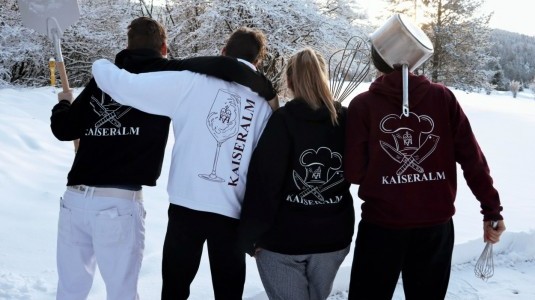 Mitarbeiter mit Kaiseralm-Hoodies