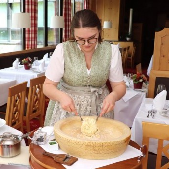 Linguine aus dem Parmesanlaib