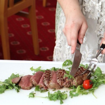 Tagliata am Tisch tranchiert