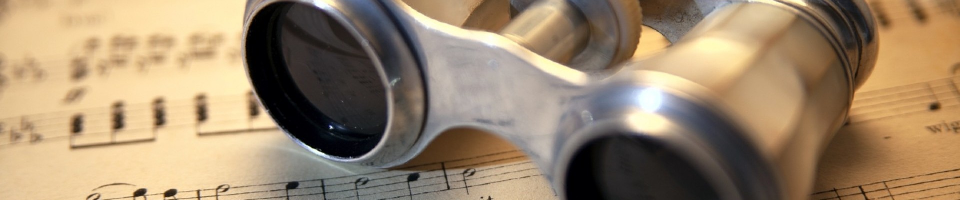 Alte Noten mit antikem Opernglas
