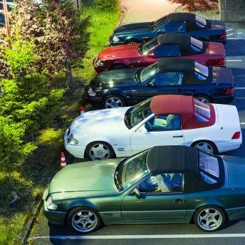 Aufstellung der Mercedes SL (R129) auf unserem Parkplatz bei Abenddämmerumng