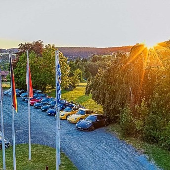 Aufstellung der Porsche auf unserem Parkplatz bei Sonnenuntergang