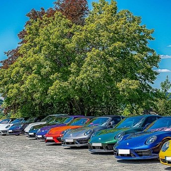 Aufstellung der Porsche vor dem Hotel - Teil 01