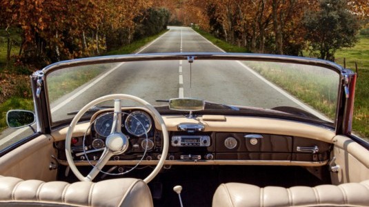 Oldtimer auf einer herbstlichen Allee