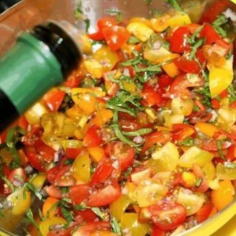 So schmeckt der Sommer - Zurbereitung Tomatensalat