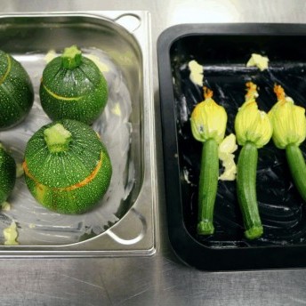 So schmeckt der Sommer - Zucchinikugeln und Blüten