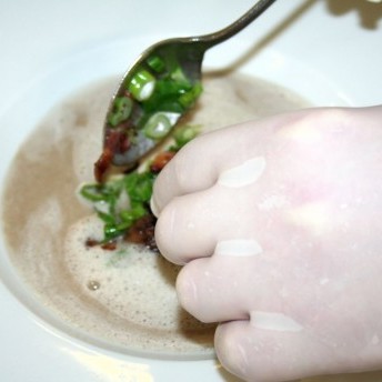 Maronensuppe - Teller anrichten