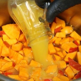 Flammkuchen mit geräucherter Entenbrust - Herstellung Kürbisketchup