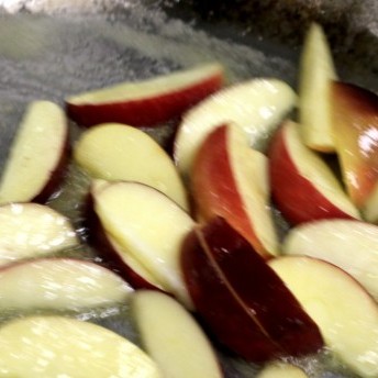 Flammkuchen mit geräucherter Entenbrust - Apfelspalten glacieren