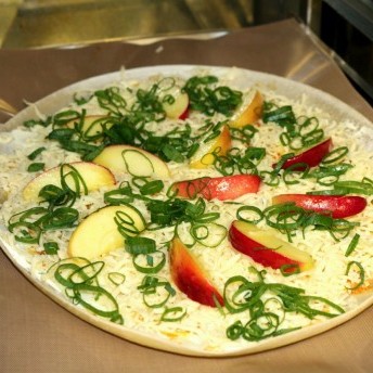 Flammkuchen mit geräucherter Entenbrust - Flammkuchen belegen und backen