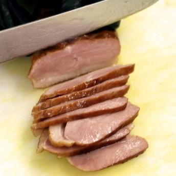 Flammkuchen mit geräucherter Entenbrust - Entenbrust leicht anwärmen und zum Schluss auf den Flammkuchen geben