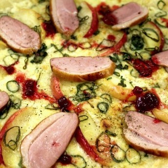 Flammkuchen mit geräucherter Entenbrust - Guten Appetit!