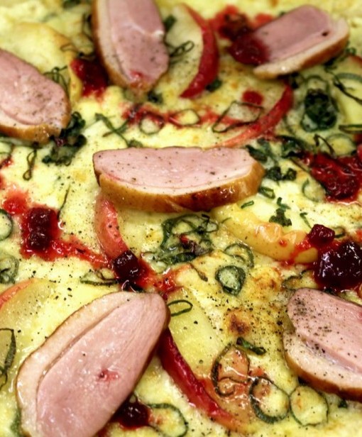 Flammkuchen mit geräucherter Entenbrust - Guten Appetit!