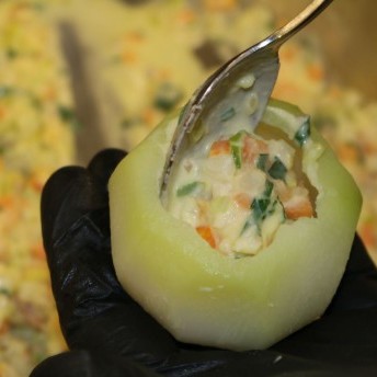 Gefüllte Kohlrabi - Kohlrabi werden mit der Gemüsemasse gefüllt