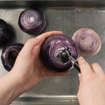 Gefüllte Zwiebeln - Zwiebeln aushöhlen