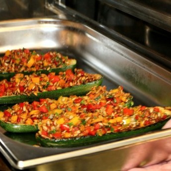 Zucchinischiffchen - im Ofen fertig garen und gratinieren