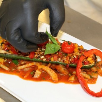 Zucchinischiffchen - anrichten des Tellers