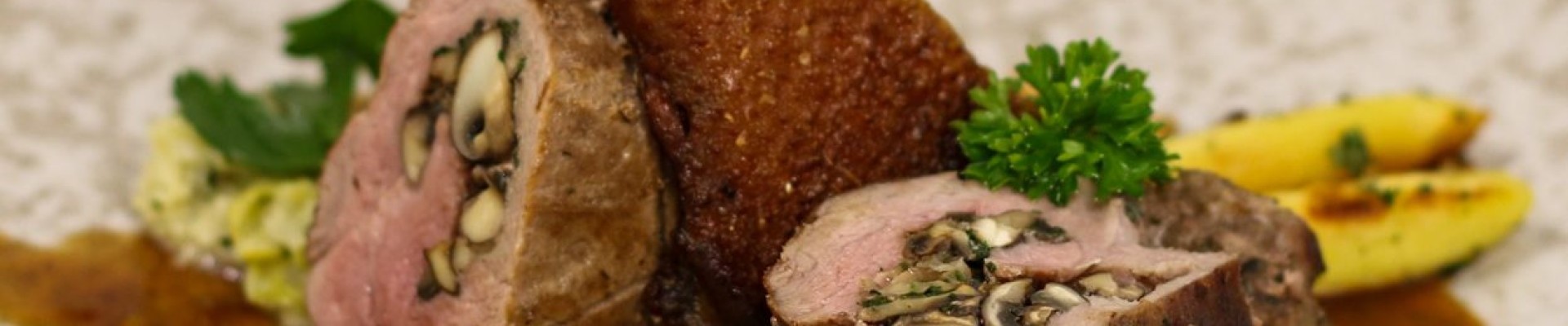 Entenroulade auf Wirsing-Birnen-Gemüse und Schupfnudeln