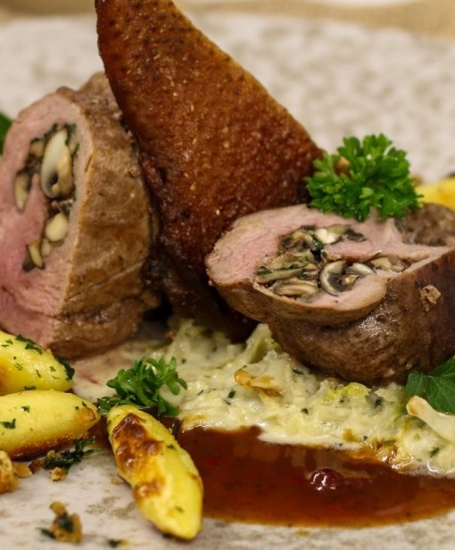 Entenroulade auf Wirsing-Birnen-Gemüse und Schupfnudeln