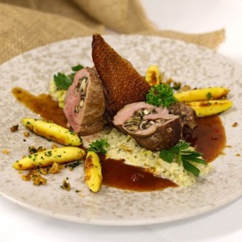 Entenroulade auf Wirsing-Birnen-Gemüse und Schupfnudeln