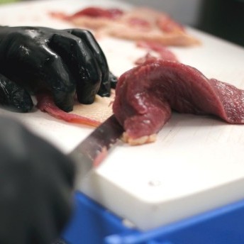 Die Haut von der Brust trennen