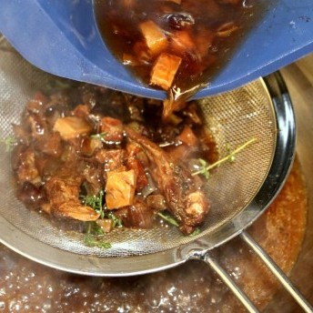 Knusprige Ente - Sauce passieren