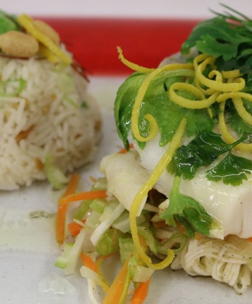 Kabeljau im Bambusdämpfer - angerichteter Teller