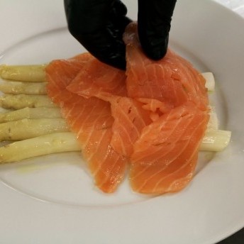 Stangenspargel mit gebeiztem Lachs - mit gebeiztem Lachs belegen