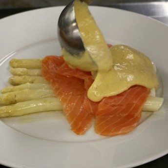 Stangenspargel mit gebeiztem Lachs - mit Hollandaise überziehen