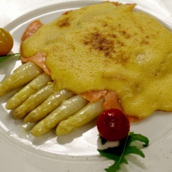 Stangenspargel mit gebeiztem Lachs - Gericht gratinieren