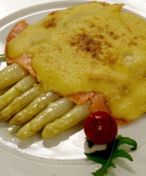 Stangenspargel mit gebeiztem Lachs - Gericht gratinieren