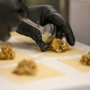 gefüllte Bratwurst-Wan-Tan