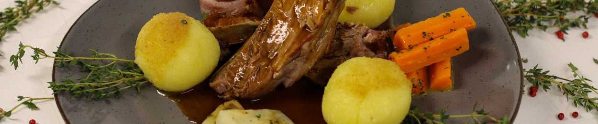 Gebratene Kalbshaxe - angerichteter Teller