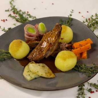 Gebratene Kalbshaxe - angerichteter Teller