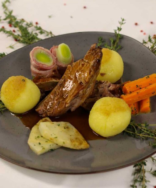 Gebratene Kalbshaxe - angerichteter Teller