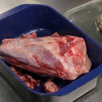 Kalbshaxe in einem Bräter in der Röhre anbraten