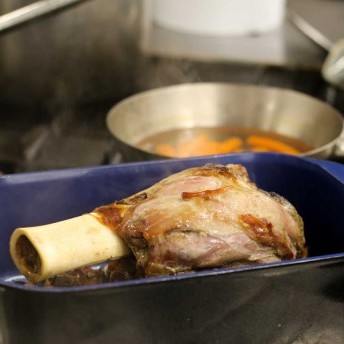 Kalbshaxe ablöschen und mit Kalbsfond angießen