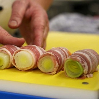 Lauchröllchen mit Bauchspeck umwickeln