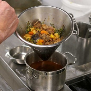 Kalbshaxen-Sauce passieren