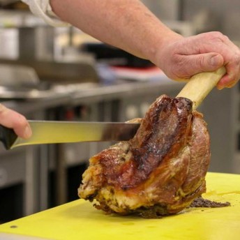 Kalbshaxe tranchieren