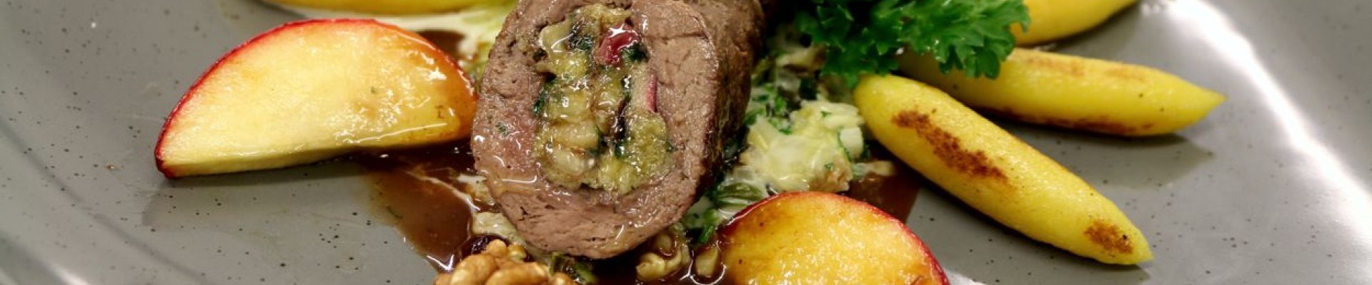 Hirschroulade mit Walnuss-Apfel-Füllung - angerichteter Teller