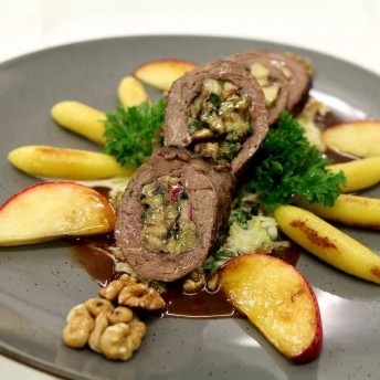 Hirschroulade mit Walnuss-Apfel-Füllung - angerichteter Teller