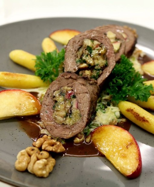 Hirschroulade mit Walnuss-Apfel-Füllung - angerichteter Teller