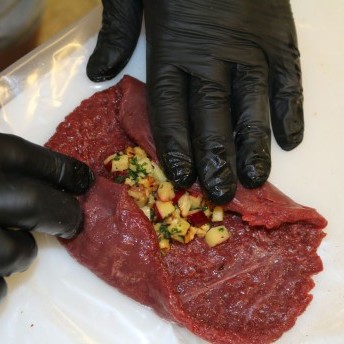 Hirschroulade mit Walnuss-Apfel-Füllung - Fleisch einschlagen