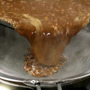 Hirschroulade mit Walnuss-Apfel-Füllung - Sauce passieren