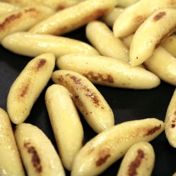 Hirschroulade mit Walnuss-Apfel-Füllung - Schupfnudeln