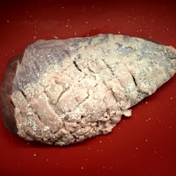 Fleisch zum Braten vorbereiten und würzen