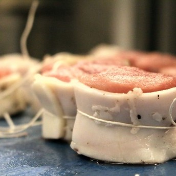 Schweinefilet mit Lardo umwickelt